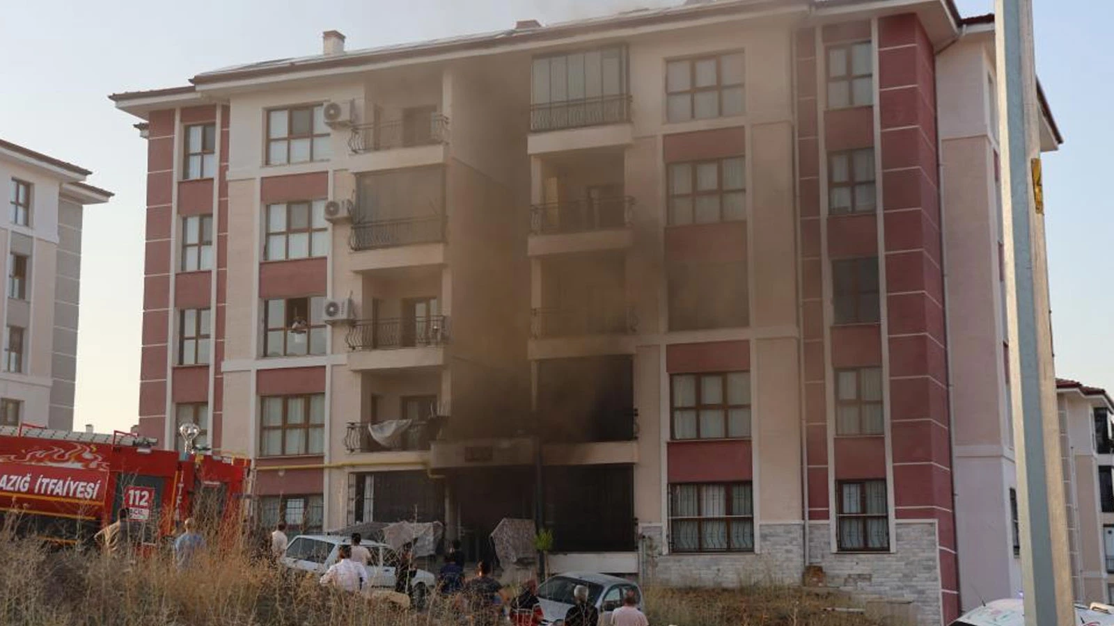 Elazığ'da binanın bodrum katında yangın paniği: 12 kişi dumandan etkilendi, 16 kişi kurtarıldı