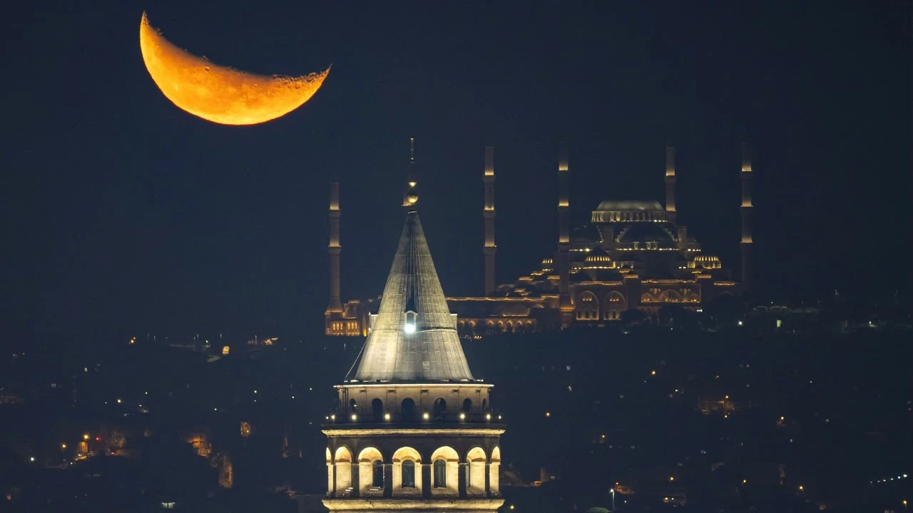 Masalsı manzara: Hilal Galata ve Çamlıca üzerinde parladı