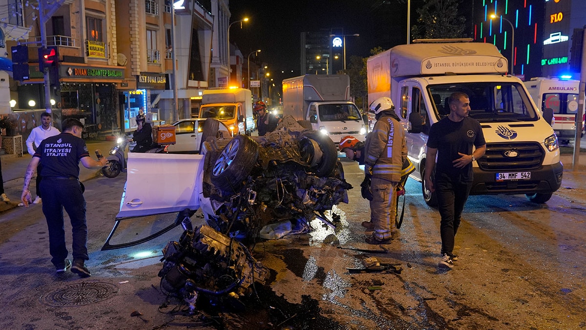 İETT otobüsüyle çarpışan otomobil bu hale geldi