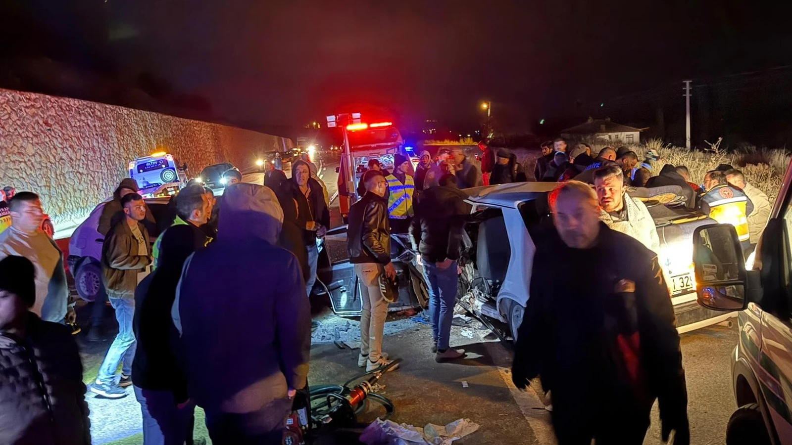 Kütahya'da iki araç kafa kafaya çarpıştı! Çok sayıda yaralı var