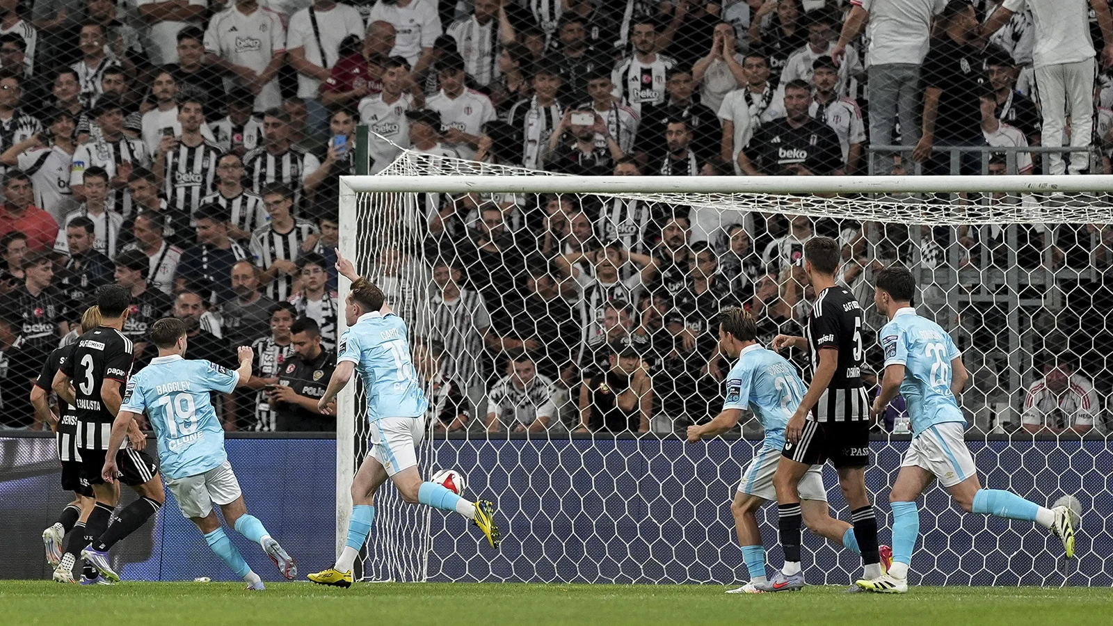 Beşiktaş taraftarından ilk yarıda takıma sert tepki!