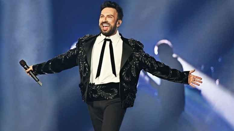 Tarkan, sahnesine yıldız yağdırmaya devam ediyor