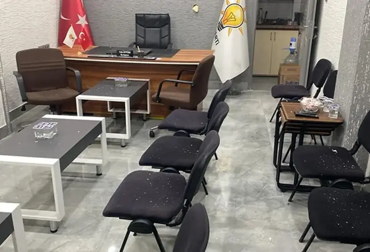 Balıkesir'de AK Parti Marmara İlçe Başkanlığı binasına taşlı saldırı