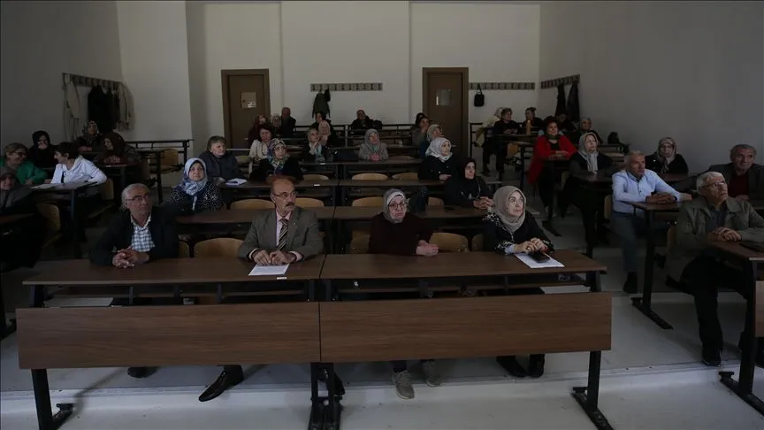 Erzurum'da 60 yaş üstü vatandaşlar üniversite sıralarında