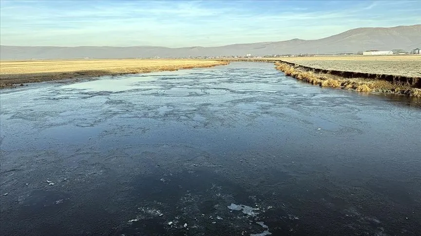 Ardahan'da Kura Nehri'nin yüzeyi buz tutmaya başladı