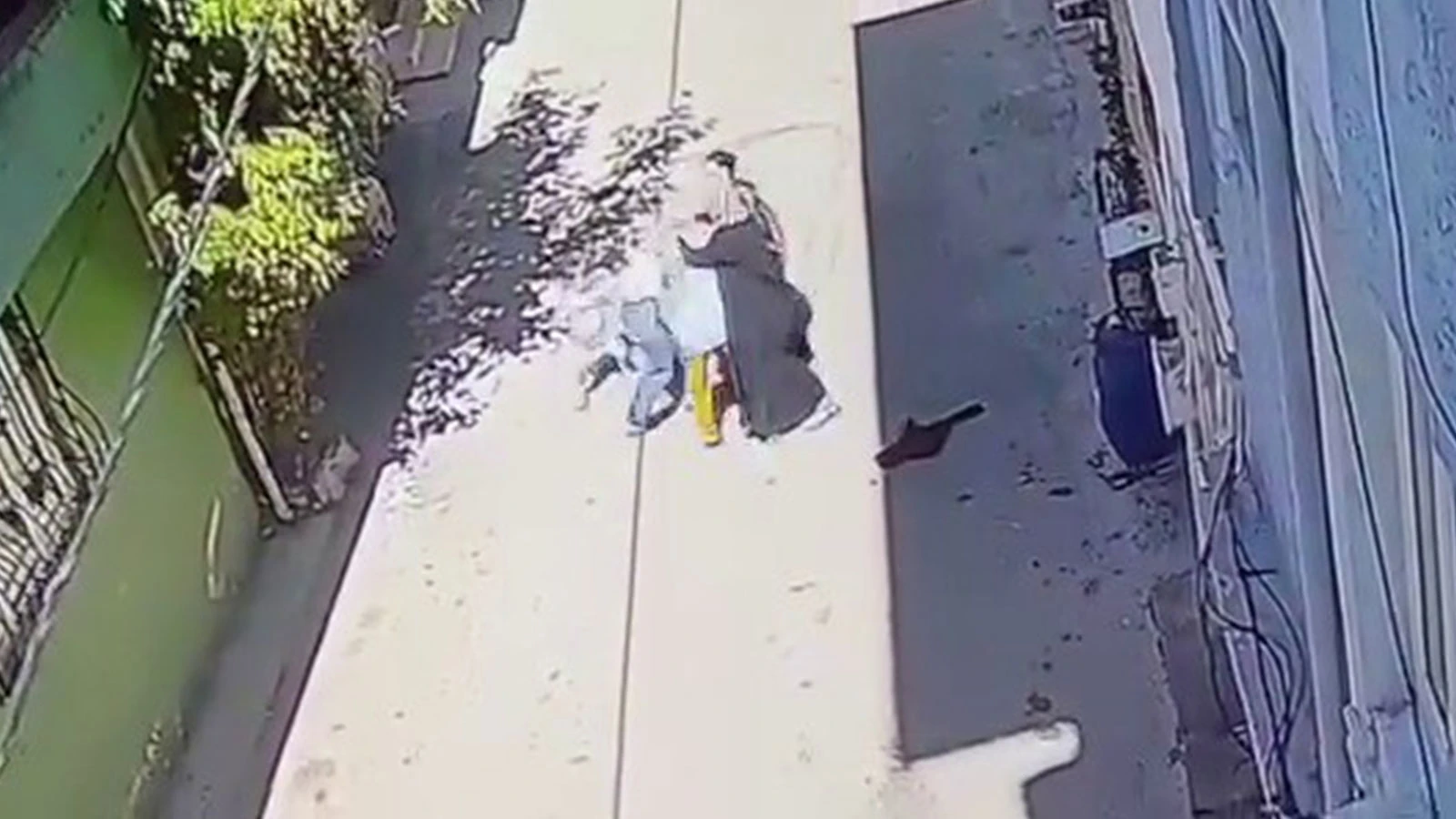 Bursa'da 3 kadın, kucağında çocuğu olan anneyi tekme tokat darp etti