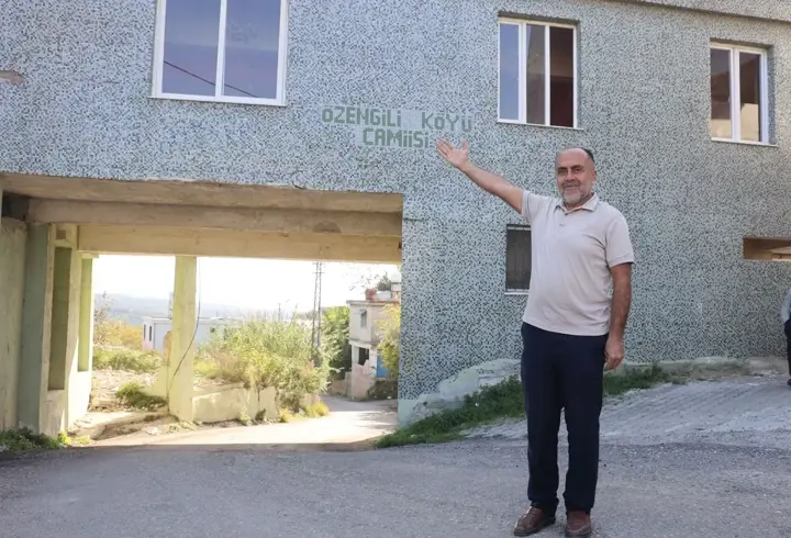 Mahalleli uygun yer bulamayınca... Bu camiyi görenler şaşırıyor!