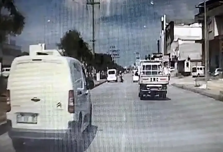 Hafif ticari aracın yayaya çarptığı kaza kamerada