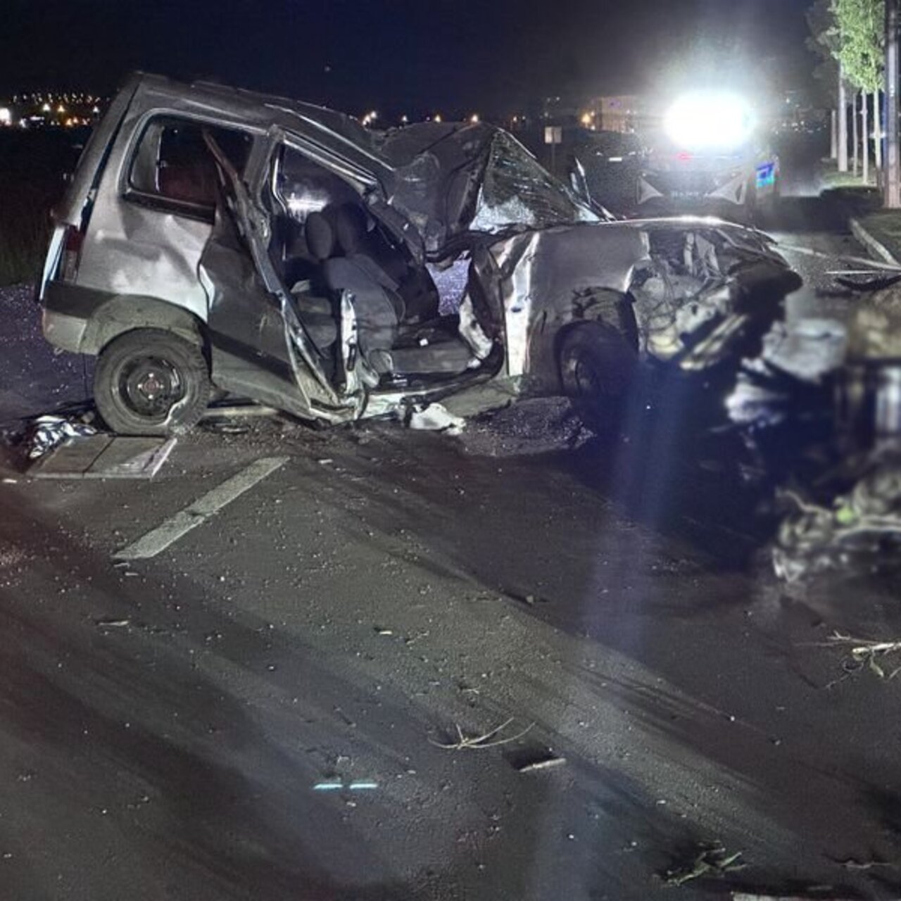 Hafif ticari araç, elektrik direğine çarptı: 1 ölü, 2 yaralı