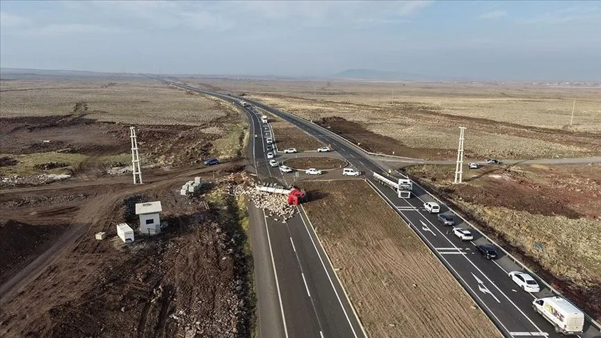 Diyarbakır-Şanlıurfa kara yolunda devrilen tır nedeniyle ulaşım kontrollü sağlanıyor