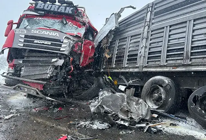 Sivas'ta 2 TIR çarpıştı: 1 ölü, 2 yaralı