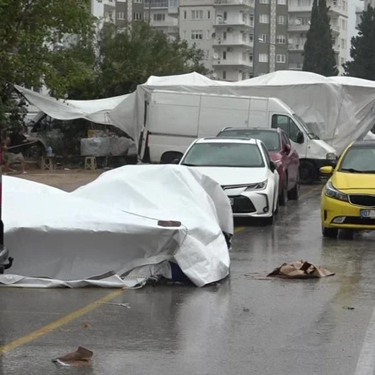 Antalya'da Fırtına Pazarı Vurdu, Bir Anda Darmadağın Oldu: "Pazar Komple Yıkıldı, Kimse Kalmadı"