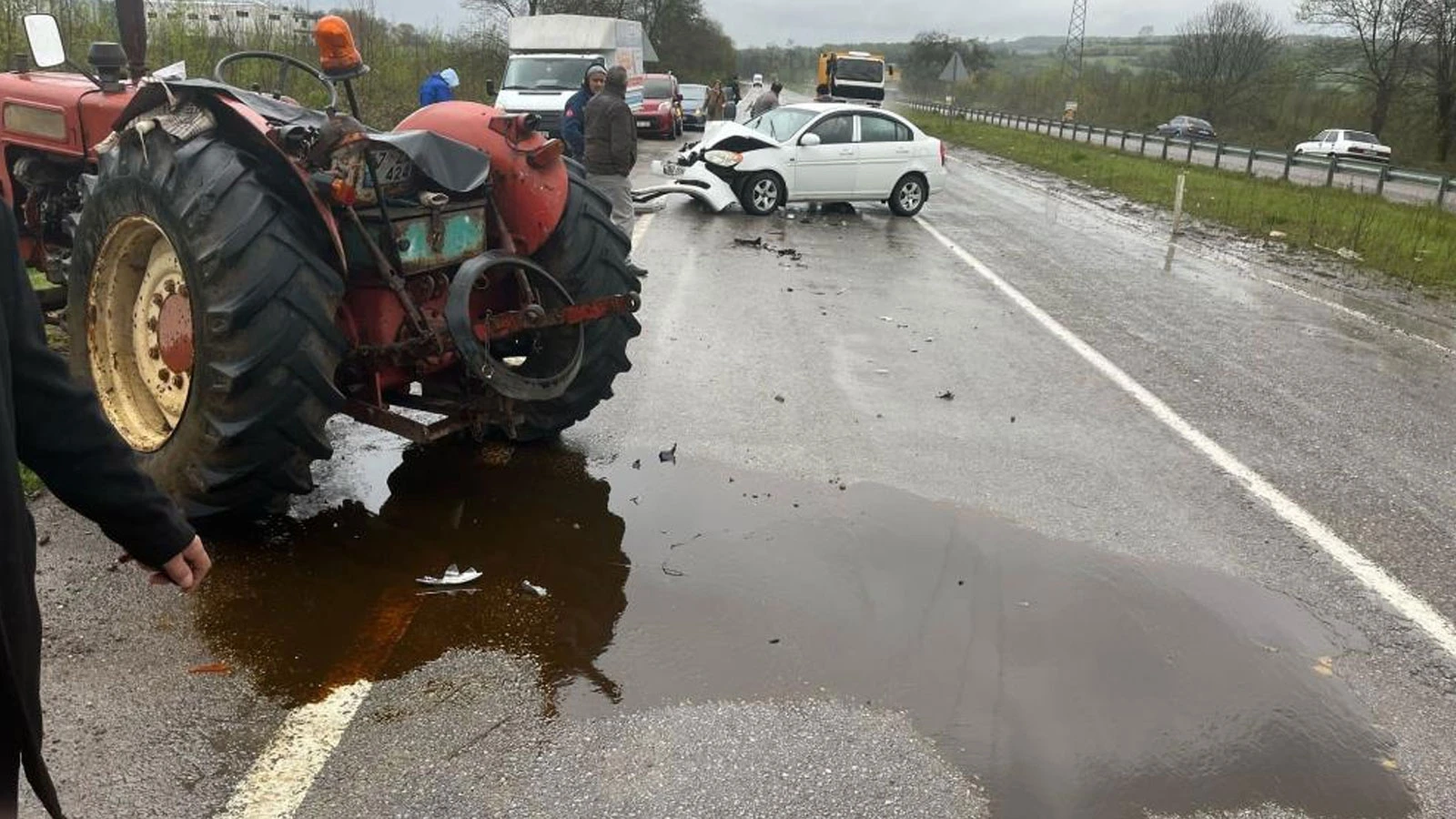 Kontrolden çıkan otomobil, traktöre çarptı: 2 yaralı