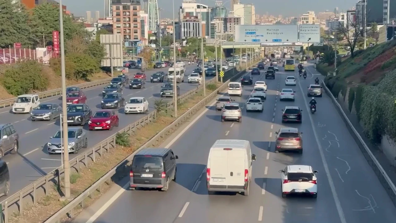 İstanbul'da haftanın üçüncü iş gününde trafik kilitlendi