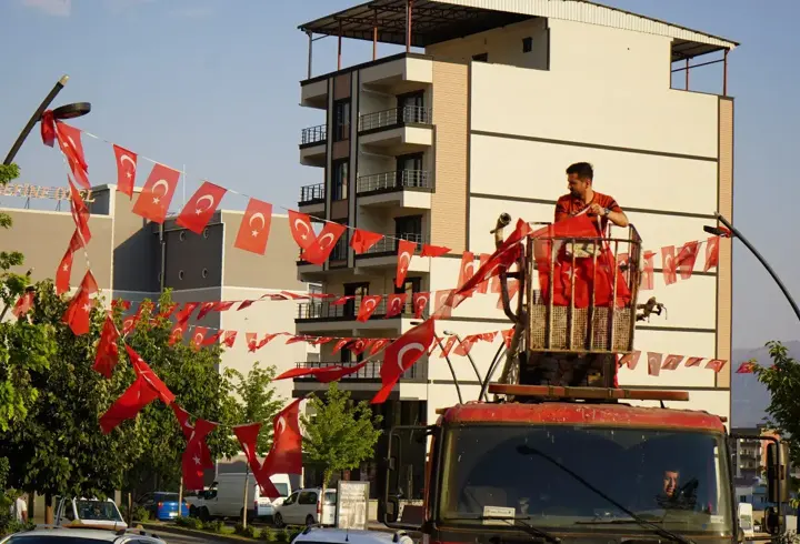 Şırnak’ta sokaklara Türk bayrakları asıldı