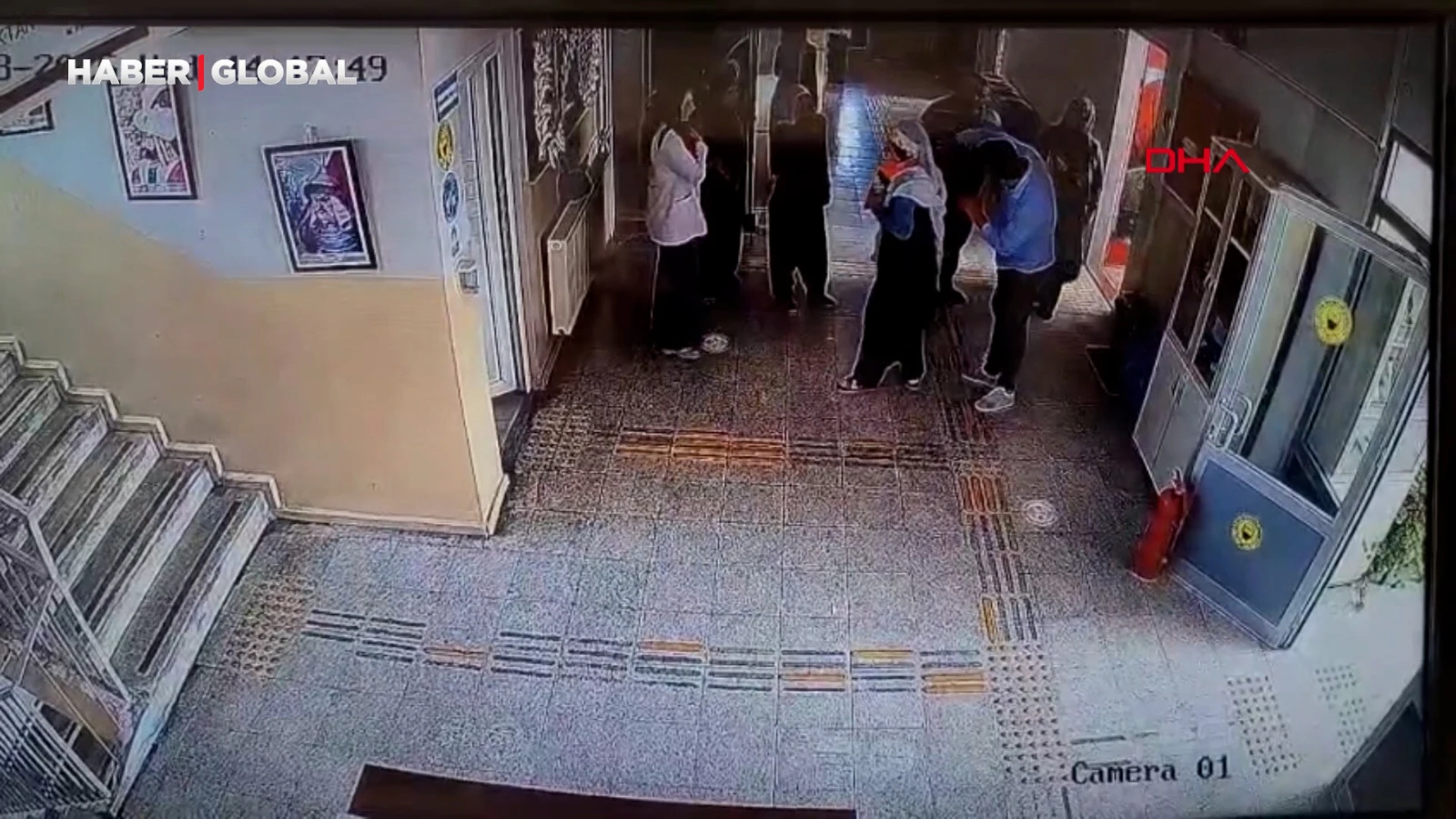 Okul müdürü, nefes borusuna yiyecek kaçan öğrenciyi Heimlich manevrasıyla kurtardı