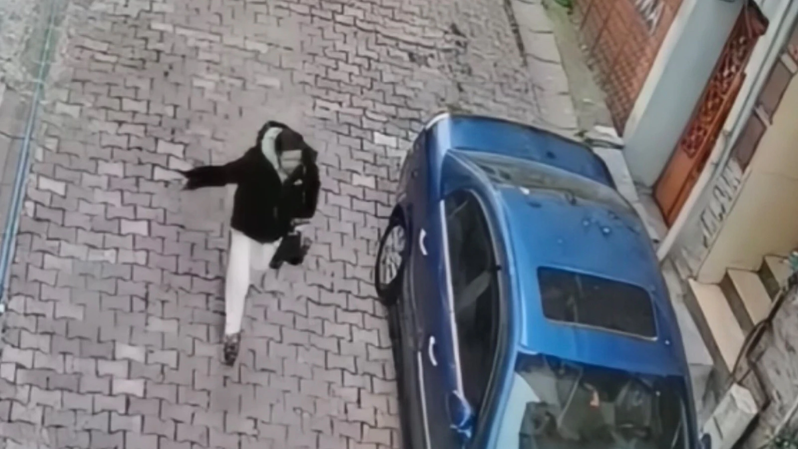 3'üncü kata tırmanıp hırsızlık yaptı, koşarak kaçtı