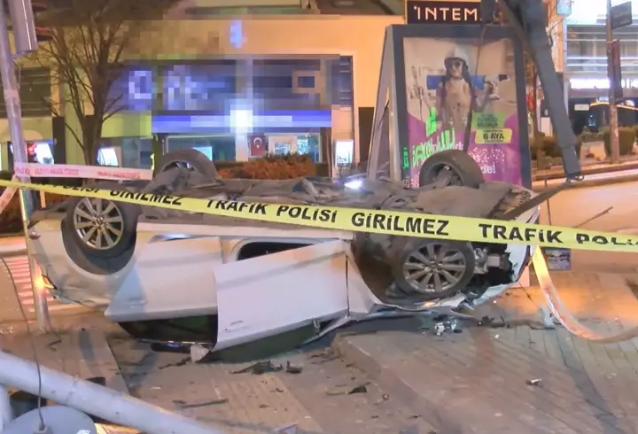 Önce motosiklete sonra direğe çarpıp ters döndü: 4 yaralı