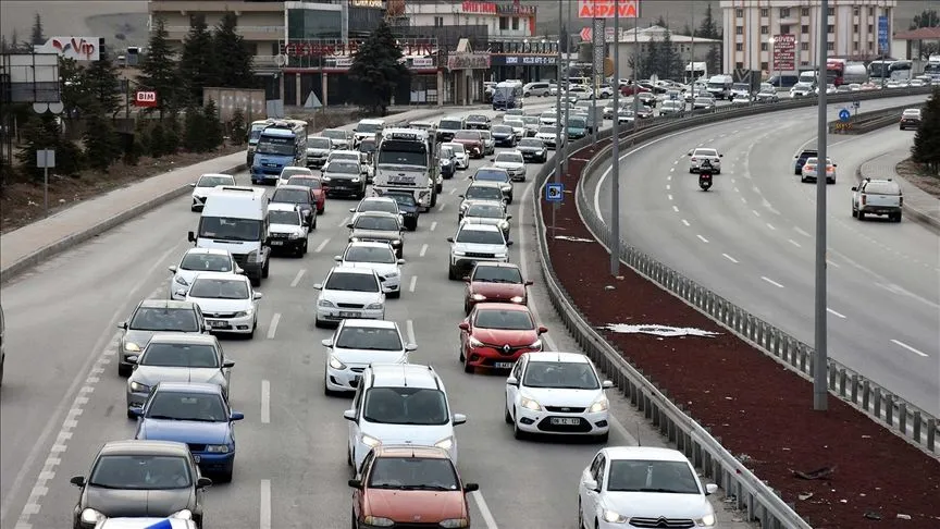 "Kilit Kavşak" Kırıkkale'de bayram trafiği yoğunluğu başladı
