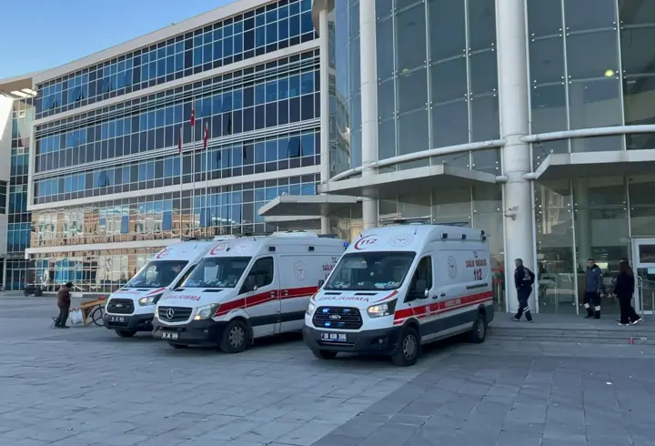 Adliye önünde boşanma davası sonrası kavga: 5 yaralı