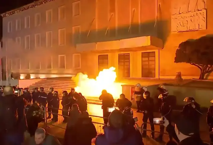 Arnavutluk'ta tansiyon yüksek! Başbakan ve yardımcısının istifası isteniyor