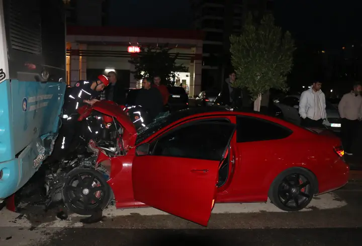Park halindeki otobüse çarpan otomobil hurdaya döndü: 1 yaralı