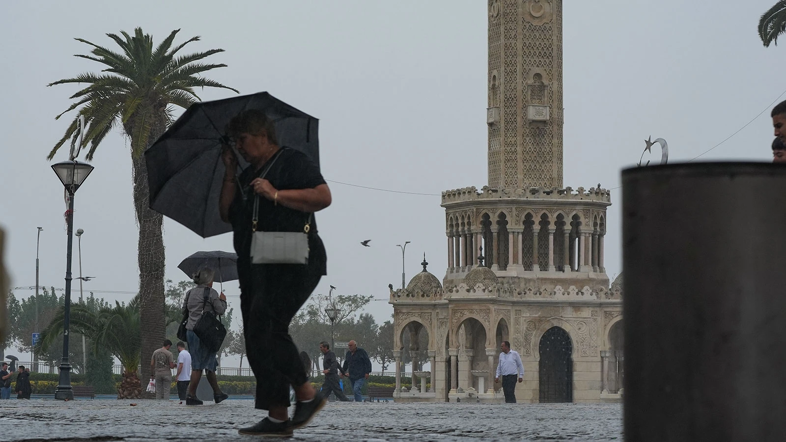 Yaz boyu kavrulan İzmir'e 121 gün sonra yağmur düştü