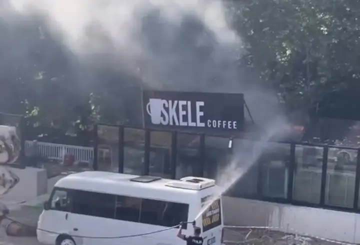 Yangın söndürme çalışmalarına polisler de hortumla müdahale etti