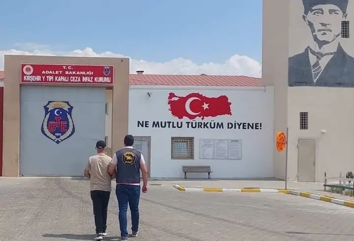 Kırşehir'de 10 yıl kesinleşmiş hapis cezası bulunan firari yakalandı