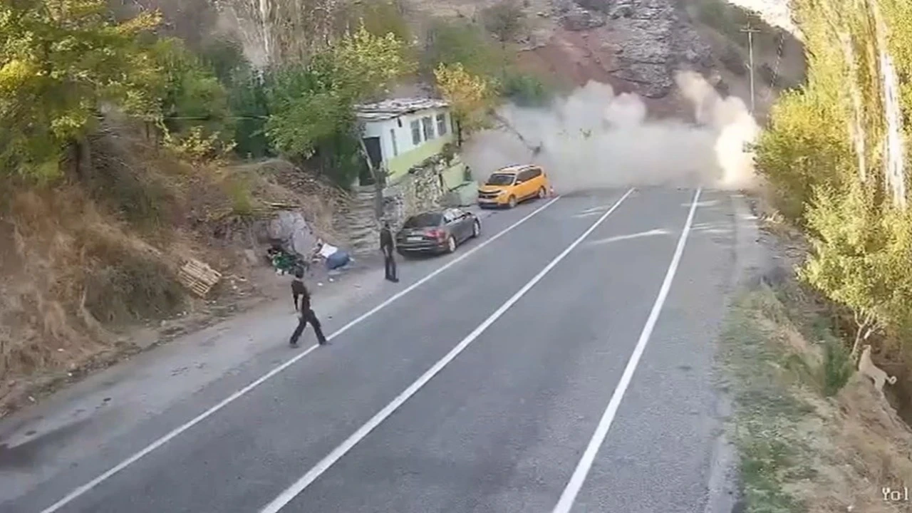 Facia saniyelerle atlatıldı! Dağdan kopan dev kaya paniğe neden oldu