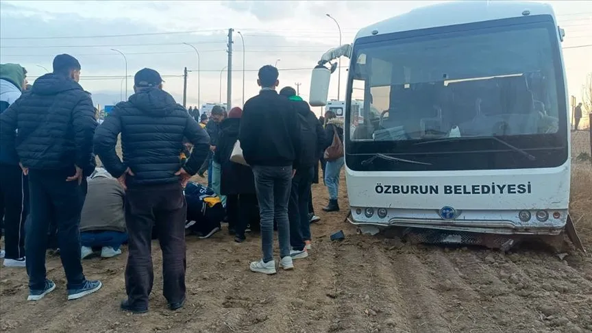 Afyonkarahisar'da öğrenci servis aracı ile kamyonet çarpıştı, 14 kişi yaralandı