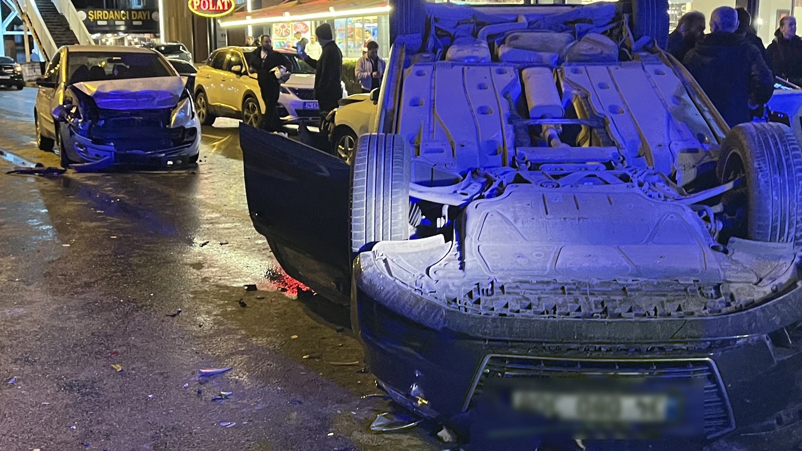 İstanbul Küçükçekmece'de E5 yan yolda zincirleme kaza! Yaralılar var