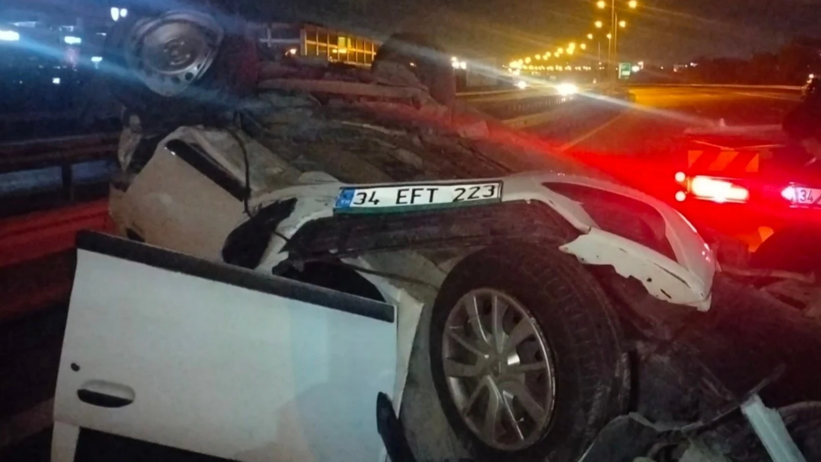 Sancaktepe'de bir otomobilin arkadan çarptığı araç takla attı: 4 yaralı