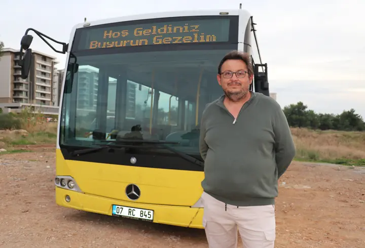 Karavan hayaliyle aldığı eski İETT otobüsüyle mahalleliyi gezdiriyor