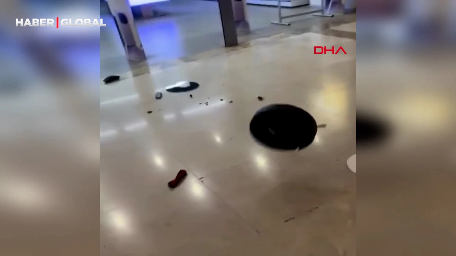 Arızalanan robot süpürgesini mağazanın önünde parçaladığı anlar kamerada