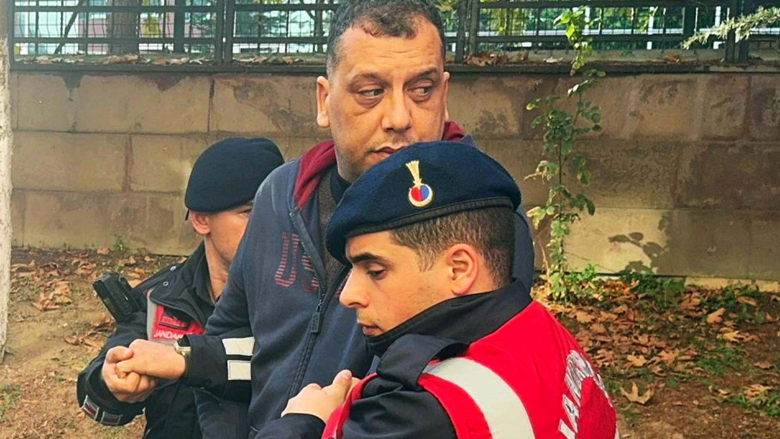 Otizmli öğrencisini merdivenden iterek yaralayan öğretmene tahliye