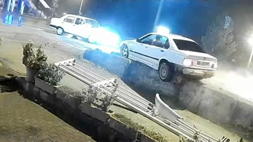 Karabük'te otomobilin korkuluklara çarpma anı kamerada