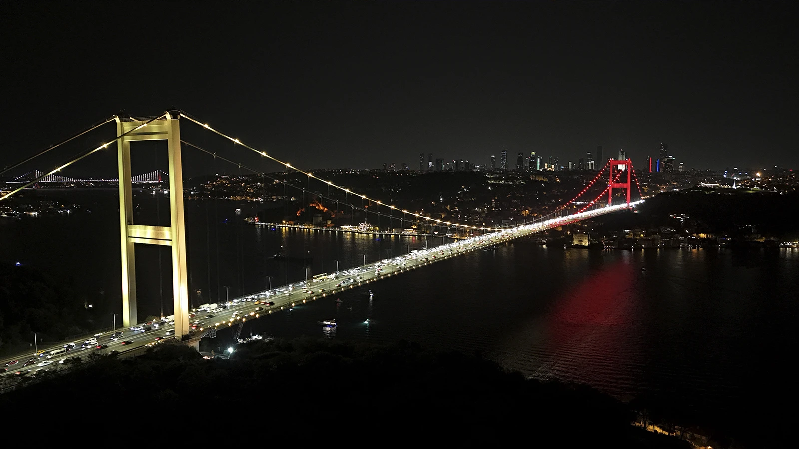Fatih Sultan Mehmet Köprüsü 'sarı-kırımızıya' büründü