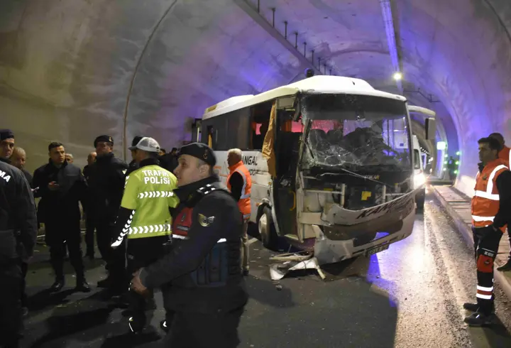 Tünelde kaza! Yolcu midibüsü TIR'a çarptı: 14 yaralı