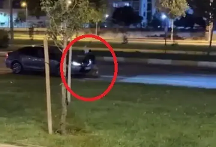 Alkollü kadın, trafikteki araçların önünü kesip, sürücülere tekme attı