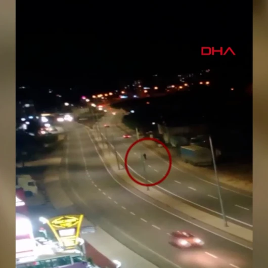 Artvin'de Ana Yola Atlayan Kişi Trafiğe Aldırış Etmeden Yürümeye Devam Etti: Saniyelerle Ölümden Döndü