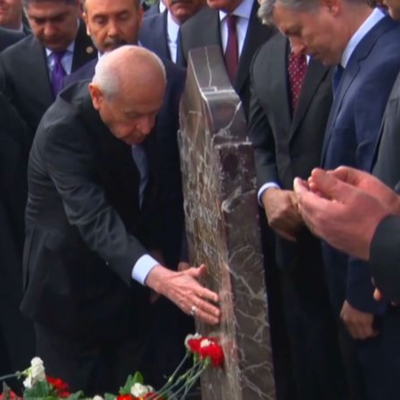 Bahçeli'den Türkeş'in kabrine ziyaret