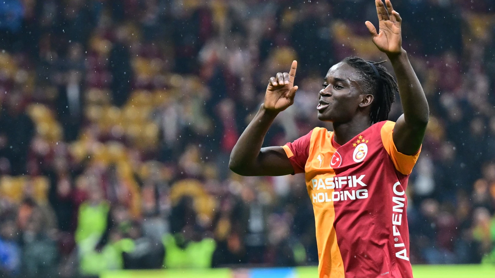 Renato Nhaga ilk maçında tribünleri salladı