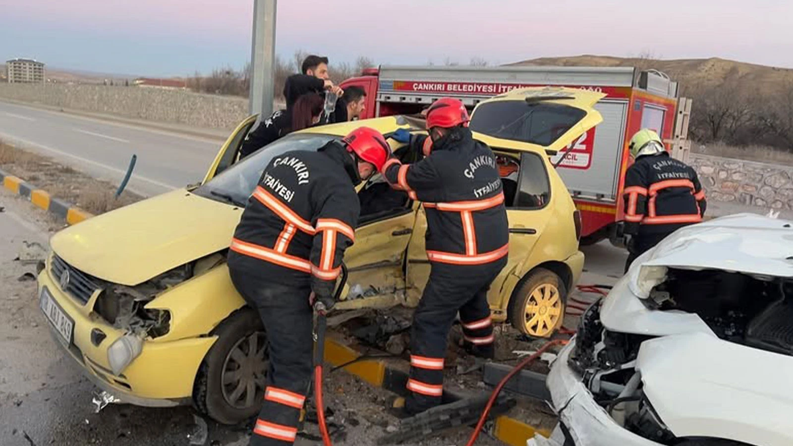 2 otomobilin çarpıştığı feci kazada 6 kişi yaralandı