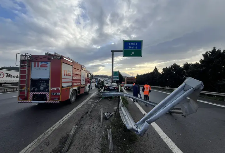 TEM’de bariyere çarpan otomobilin sürücüsü yaralandı