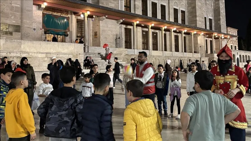 Fatih Camii avlusunda çocuklar için Ramazan Şöleni düzenlendi