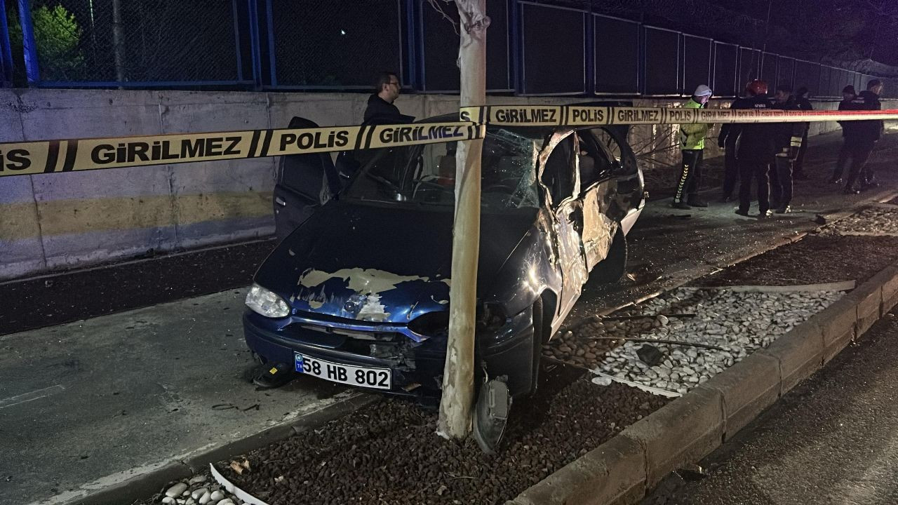 Sivas'ta ağaca çarpan otomobilin sürücüsü hayatını kaybetti