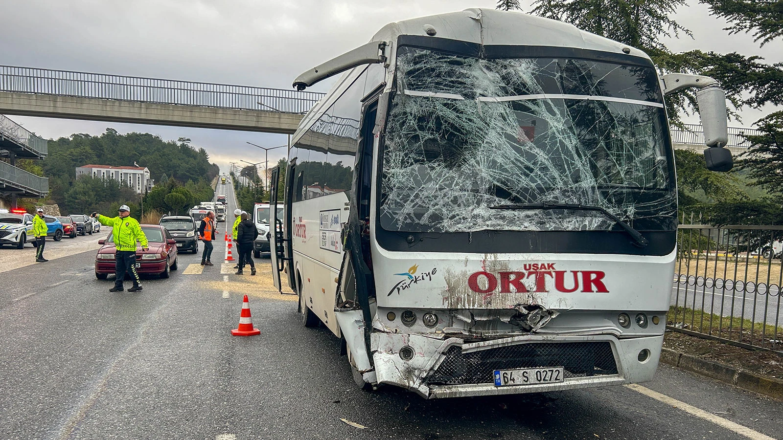İşçileri taşıyan iki servis çarpıştı: Çok sayıda yaralı var