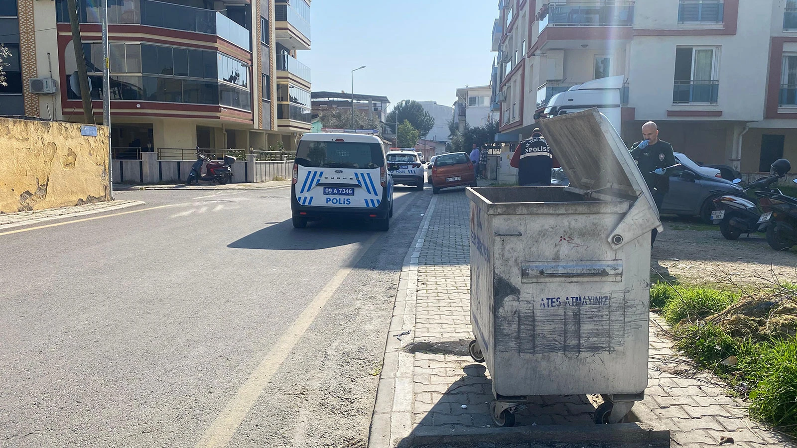 Çöp dökme kavgasında baba ve kızı bıçakla yaralandı