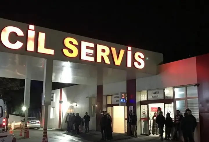 Kavga ihbarına gitmişlerdi! 17 yaşındaki çocuk polisleri bıçakladı
